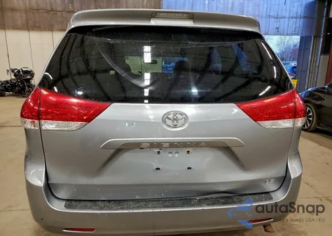 2013 Toyota Sienna Le z USA, uszkodzony, nr VIN 5TDKK3DC4DS303018